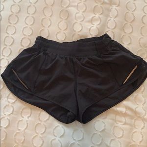 Black lululemon hotty hot short II 2.5”